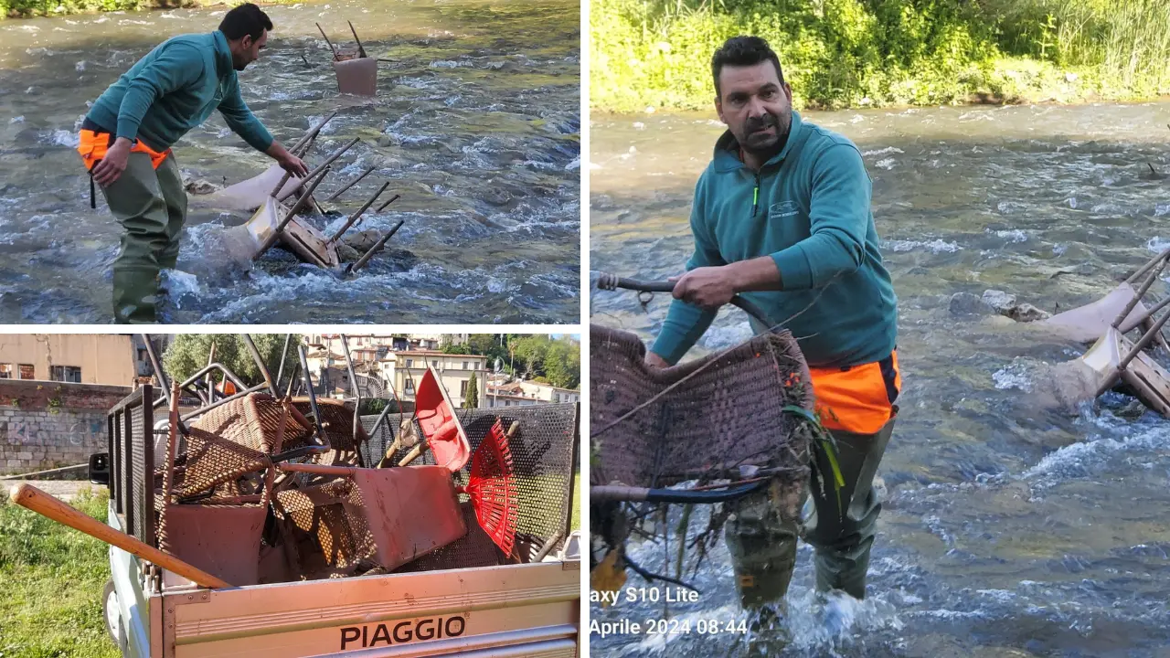 Cosenza, follia nel Crati. Gettano sedie nel fiume per smaltirle
