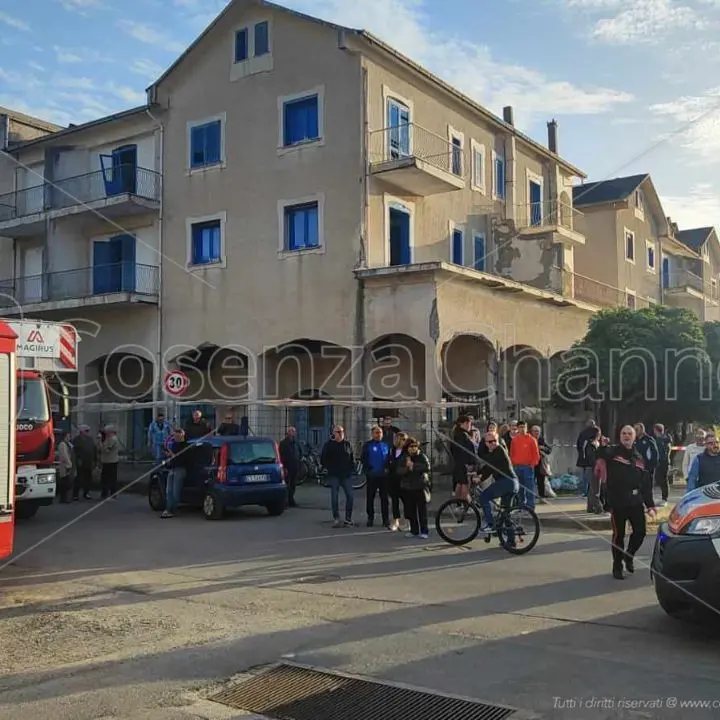 Fuscaldo, crolla una parte di fabbricato: ferite due ragazze. Sul posto interviene l’elisoccorso