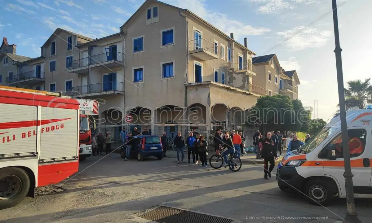 Fuscaldo, crolla una parte di fabbricato: ferite due ragazze. Sul posto interviene l’elisoccorso