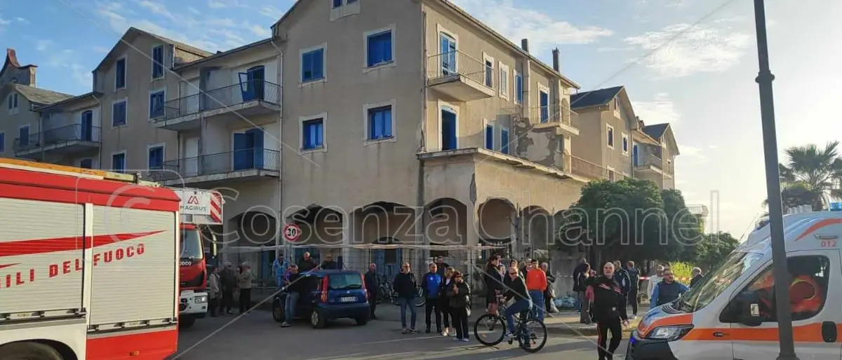 Fuscaldo, crolla una parte di fabbricato: ferite due ragazze. Sul posto interviene l’elisoccorso