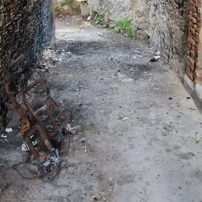 Cosenza, continua l'opera di bonifica nel centro storico: intervento in Vico I Santa Lucia