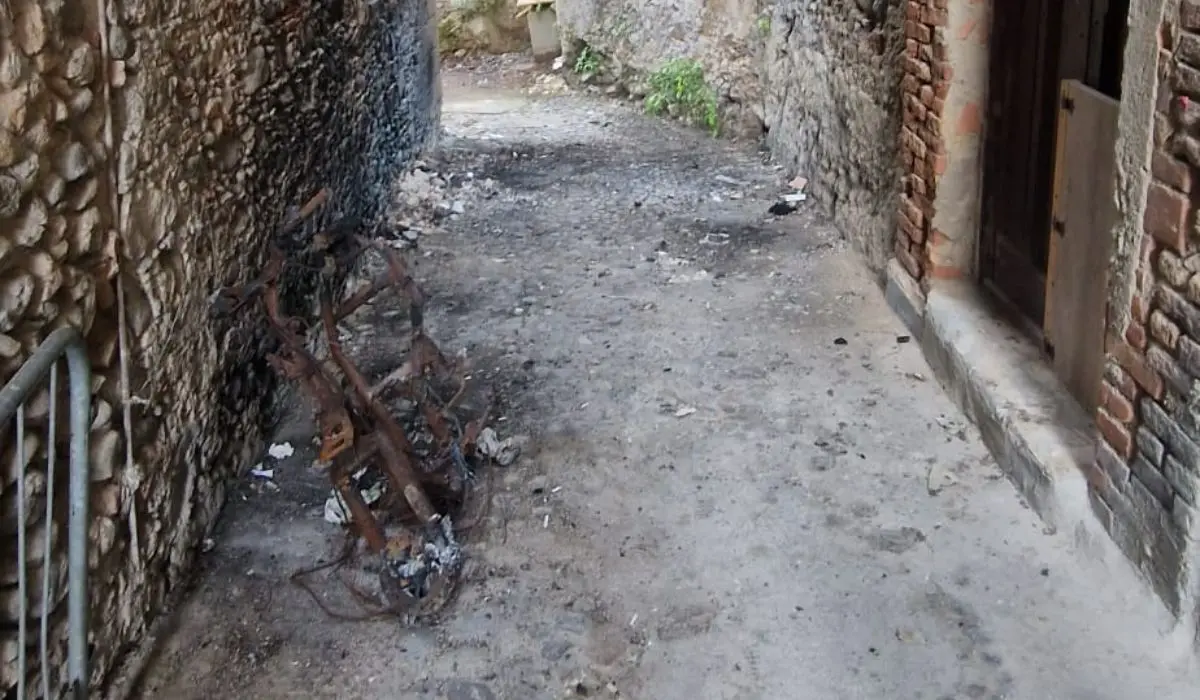 Cosenza, continua l'opera di bonifica nel centro storico: intervento in Vico I Santa Lucia