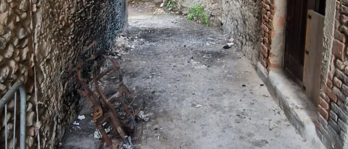 Cosenza, continua l'opera di bonifica nel centro storico: intervento in Vico I Santa Lucia