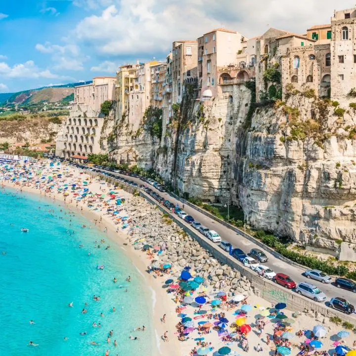 Infiltrazioni mafiose a Tropea: il Governo Meloni commissaria il simbolo del turismo calabrese