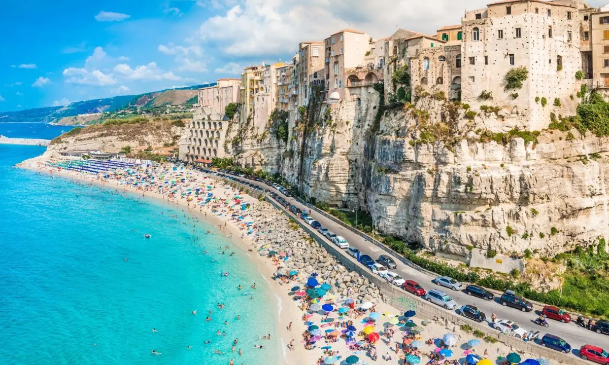 Infiltrazioni mafiose a Tropea: il Governo Meloni commissaria il simbolo del turismo calabrese