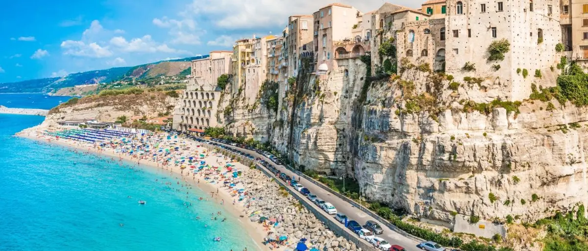 Infiltrazioni mafiose a Tropea: il Governo Meloni commissaria il simbolo del turismo calabrese