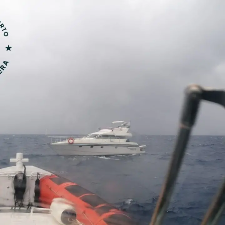 La Guardia Costiera di Crotone soccorre in mare un uomo e una donna