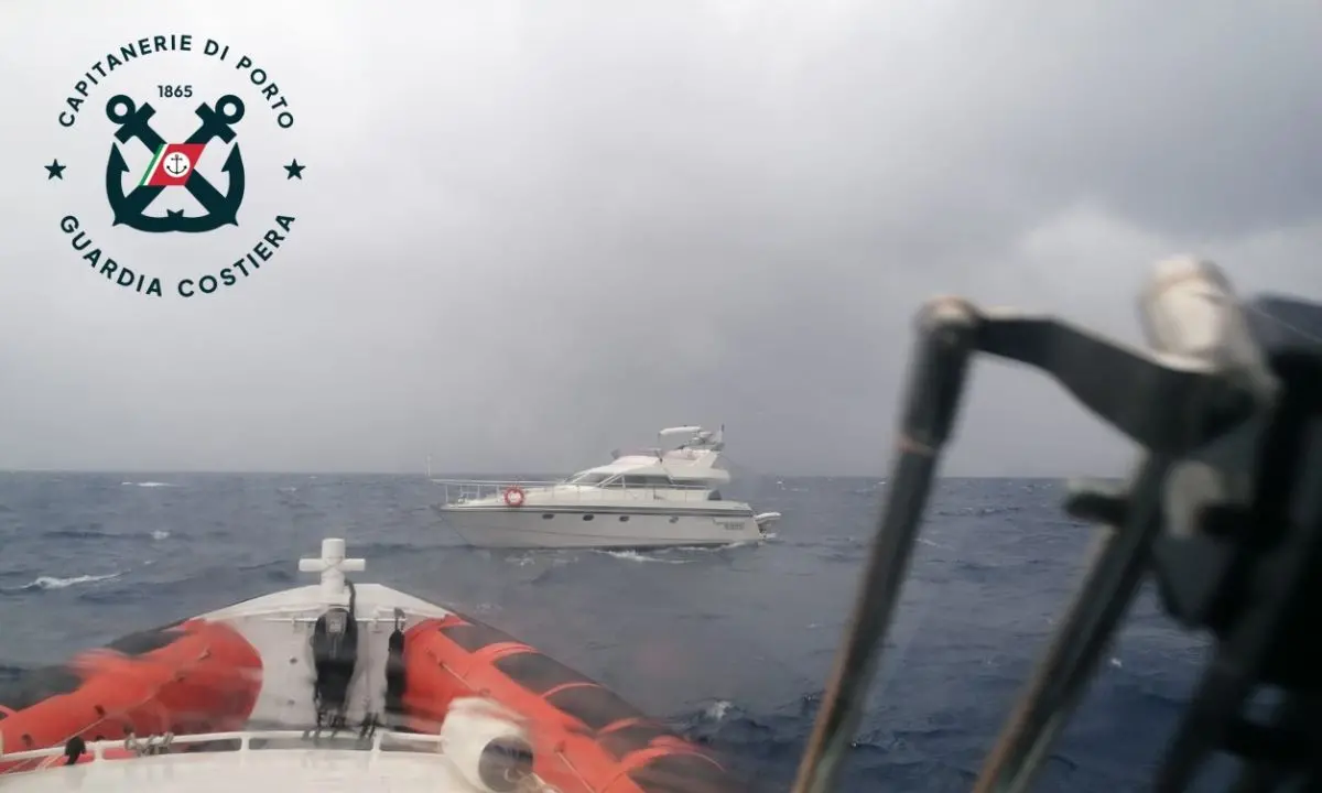 La Guardia Costiera di Crotone soccorre in mare un uomo e una donna