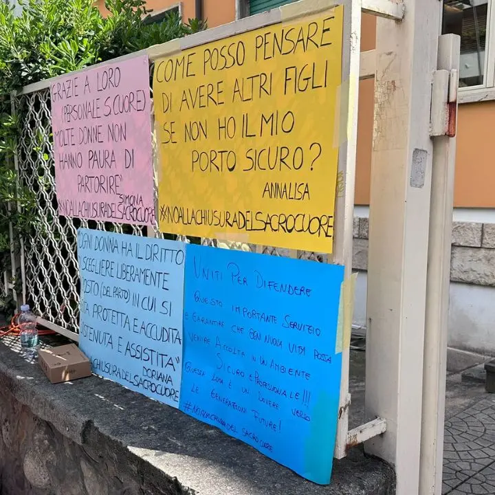 Cosenza, le future mamme scendono in piazza contro la chiusura del Punto Nascita del \"Sacro Cuore\" | FOTO