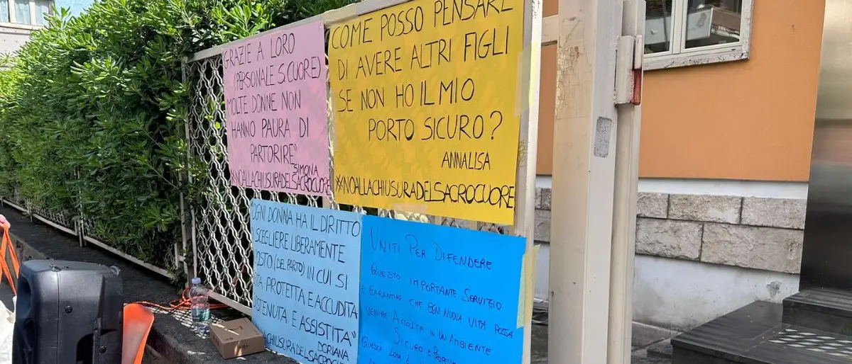 Cosenza, le future mamme scendono in piazza contro la chiusura del Punto Nascita del \"Sacro Cuore\" | FOTO