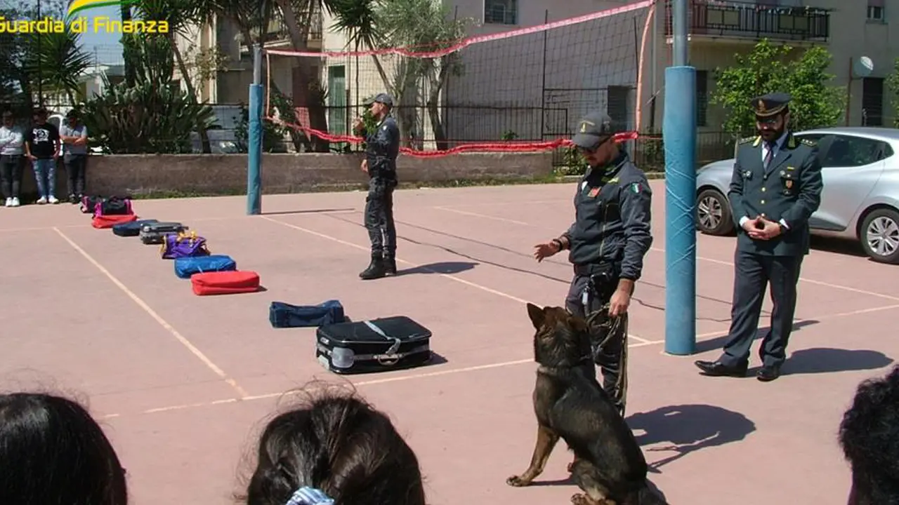 Cosenza, Guardia di Finanza nelle scuole per la cultura della legalità