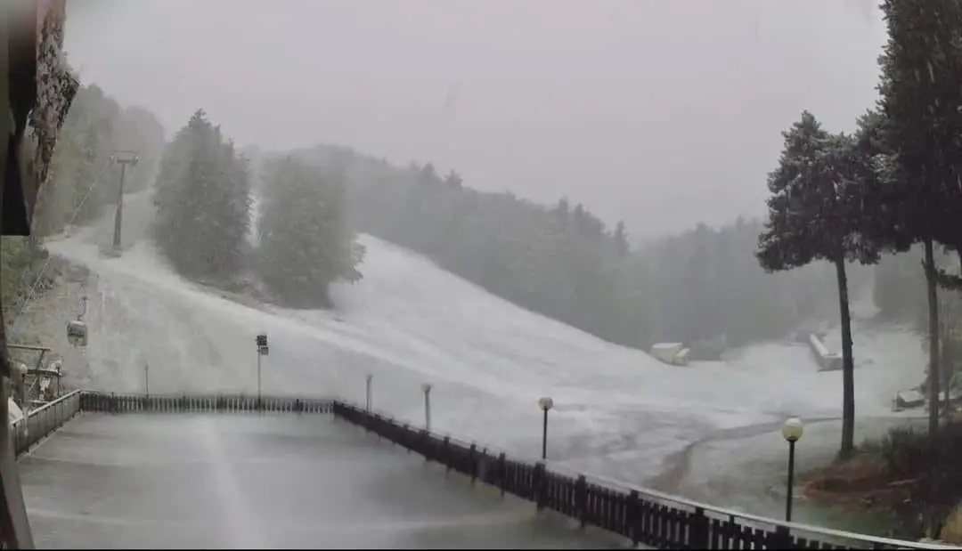 Sila, arriva la neve \"tardiva\". Spettacolo bianco tra Lorica e Camigliatello