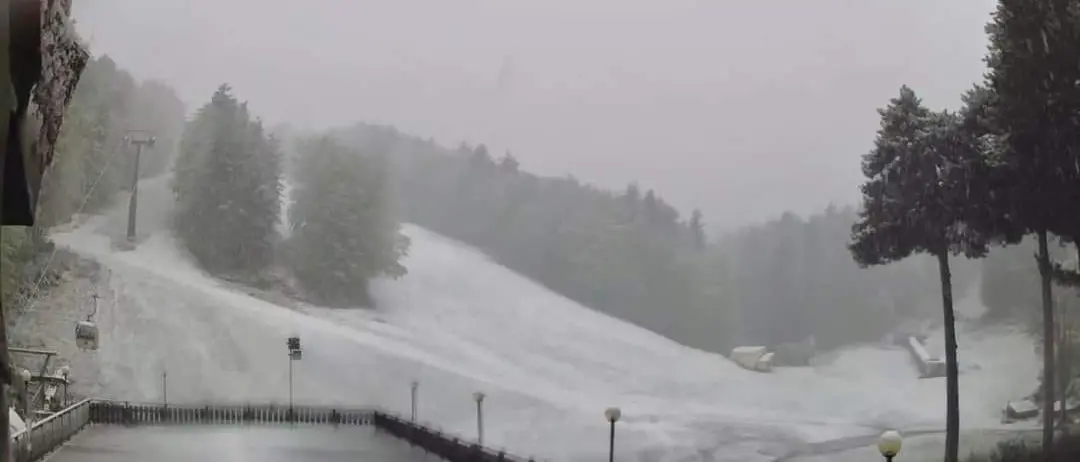 Sila, arriva la neve \"tardiva\". Spettacolo bianco tra Lorica e Camigliatello