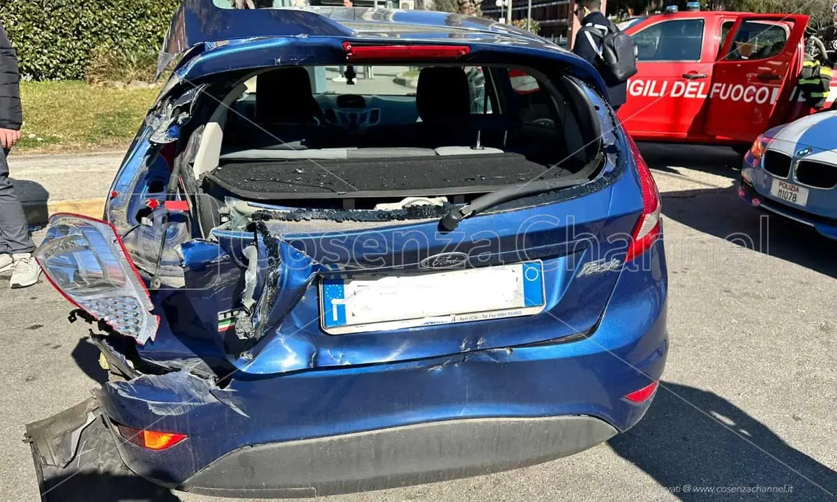 Incidente a Rende, camion aggancia un'auto e la trascina con sé: traffico in tilt