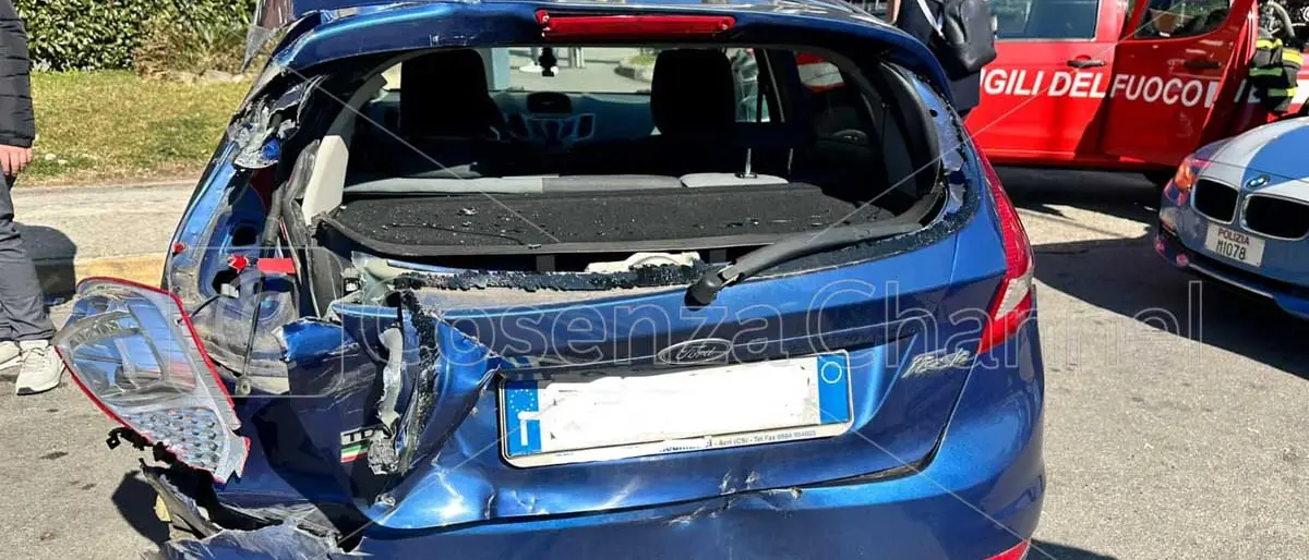 Incidente a Rende, camion aggancia un'auto e la trascina con sé: traffico in tilt