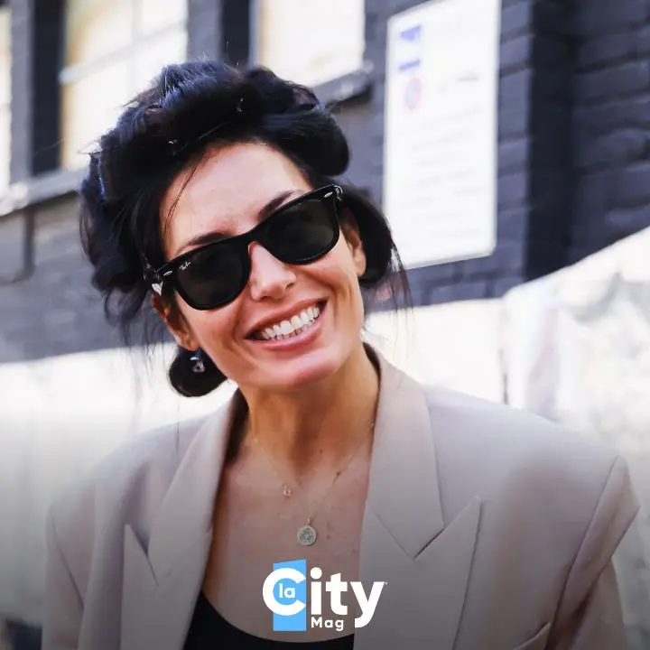 Elisabetta Gregoraci con i bigodini in testa da Alessandro Cattelan