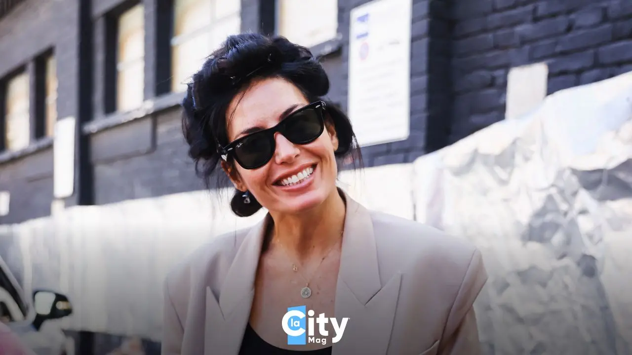 Elisabetta Gregoraci con i bigodini in testa da Alessandro Cattelan