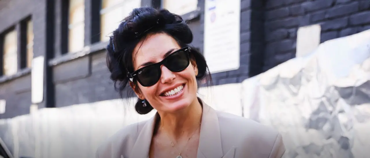 Elisabetta Gregoraci con i bigodini in testa da Alessandro Cattelan