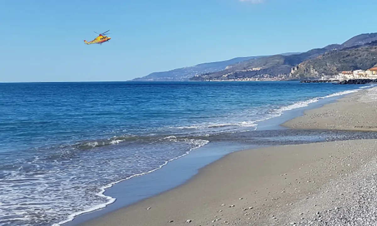 Fuscaldo, muore mentre passeggia in riva al mare. Il cadavere trovato dal fratello