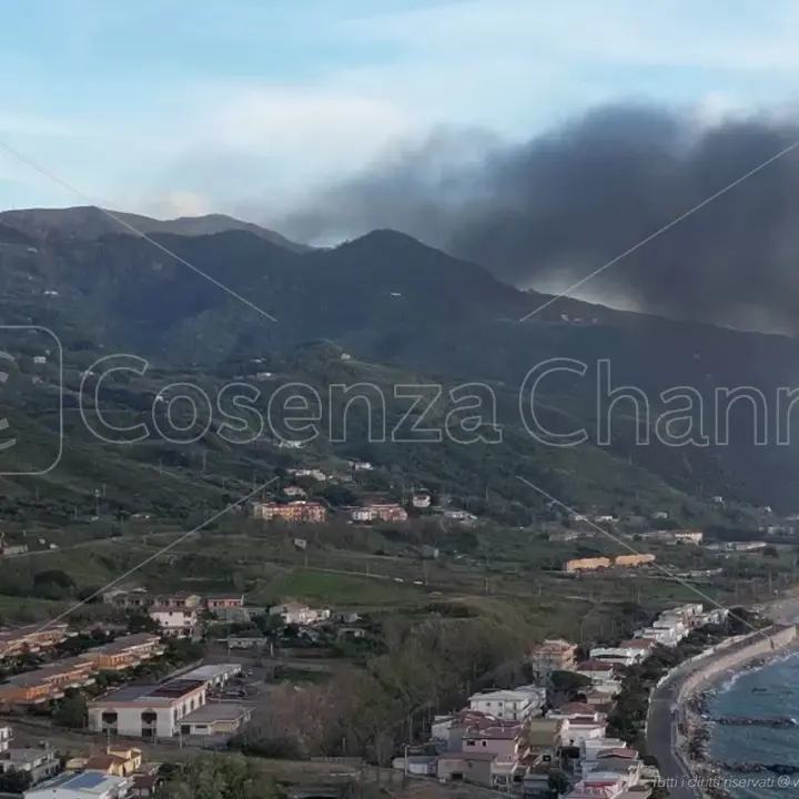San Lucido, colonna di fumo proveniente da fuoco inquinante. Arrivano i Carabinieri