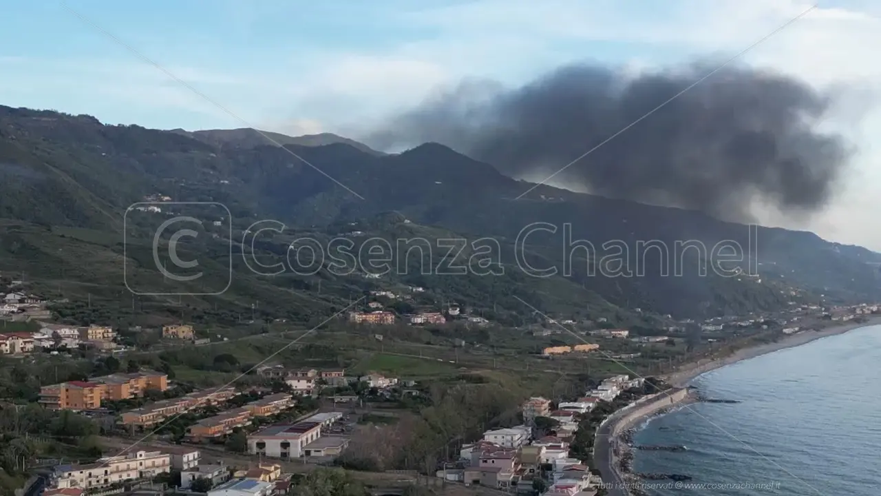San Lucido, colonna di fumo proveniente da fuoco inquinante. Arrivano i Carabinieri