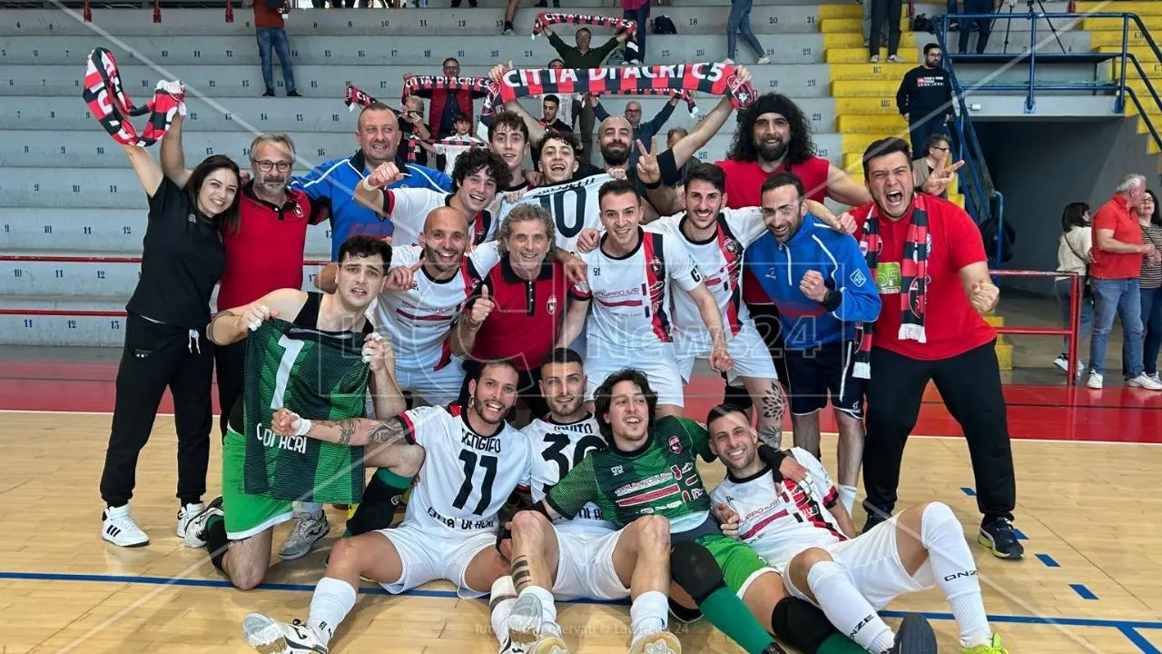 Acri, è qui la festa. La squadra di calcio a 5 promossa in serie A