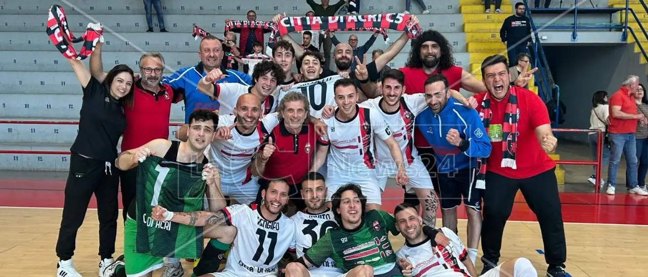 Acri, è qui la festa. La squadra di calcio a 5 promossa in serie A
