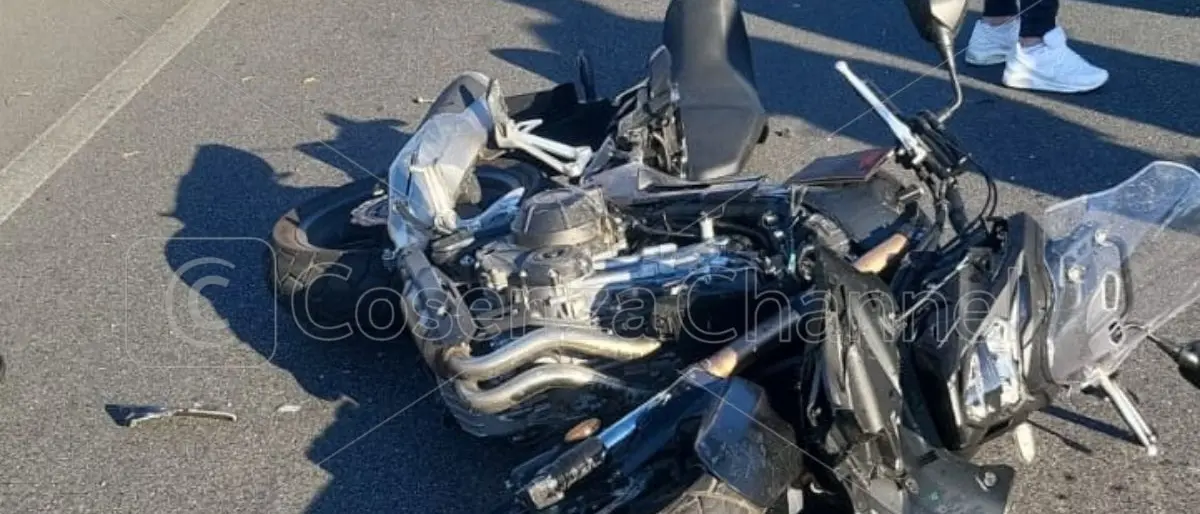 Scontro sulla Statale 106 Jonica, motociclista trasportato in elisoccorso: è grave