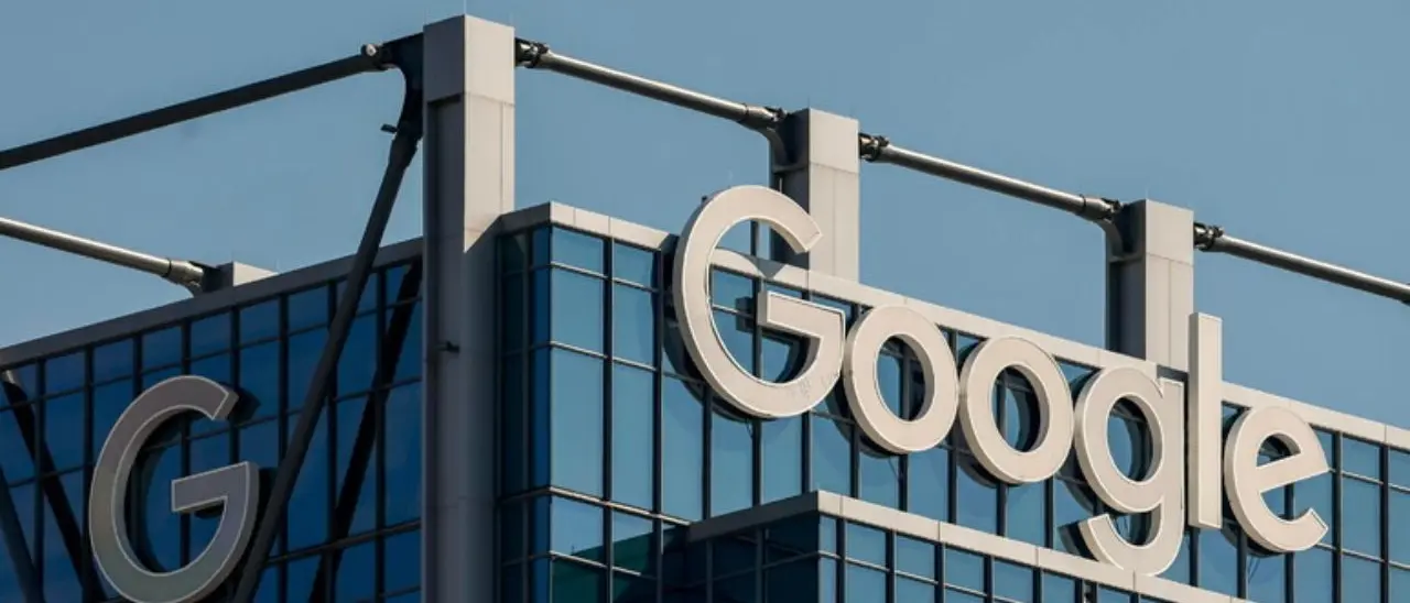 «Google ci ruba gli articoli»: gli editori indipendenti denunciano l’IA alla Commissione europea\n