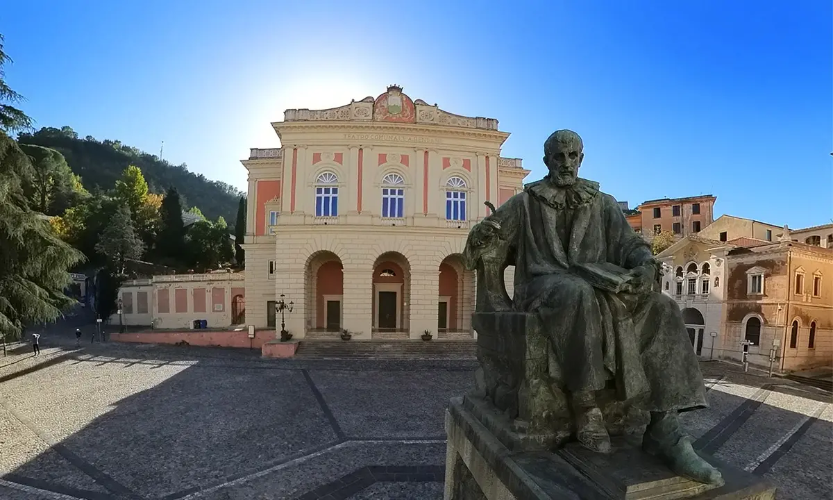 “Il Barbiere di Siviglia” incanta Piazza XV Marzo: opera lirica sotto le stelle con l’Orchestra Brutia