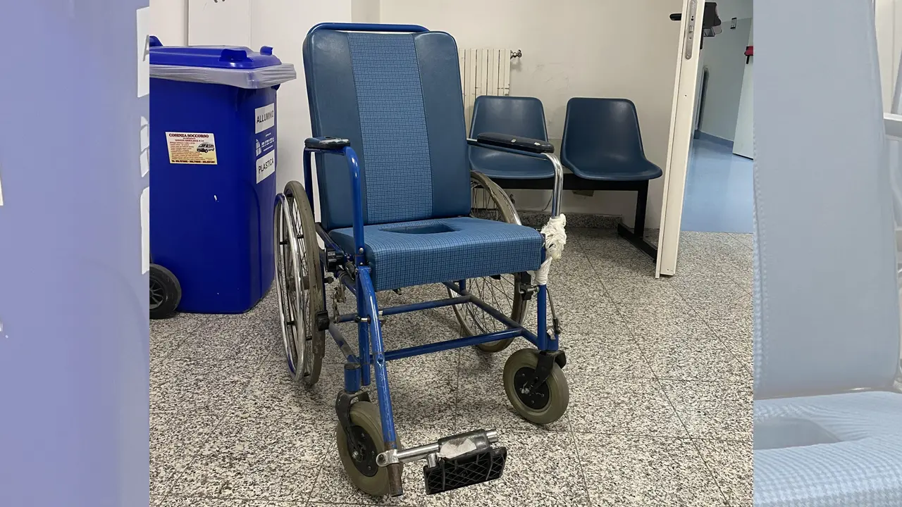 LA FOTO | All'Annunziata di Cosenza sedia a rotelle rattoppata con le garze