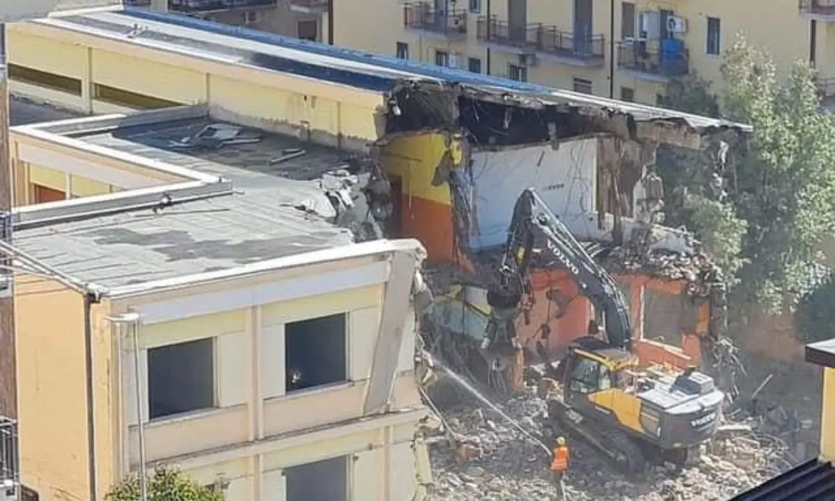 Cosenza, avviata la demolizione della scuola di via Isnardi
