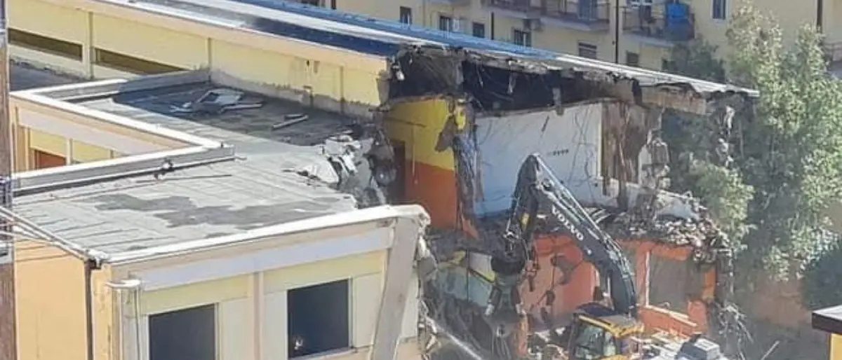 Cosenza, avviata la demolizione della scuola di via Isnardi