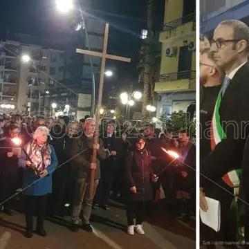Cosenza in preghiera per la morte di Gesù: folla di fedeli alla \"Via Crucis\" | FOTOGALLERY