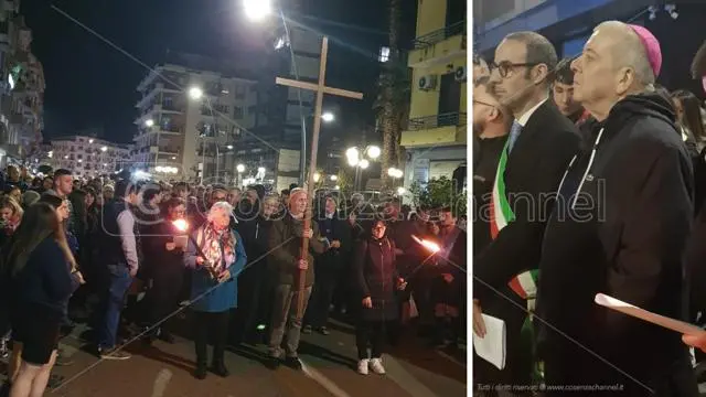 Cosenza in preghiera per la morte di Gesù: folla di fedeli alla \"Via Crucis\" | FOTOGALLERY