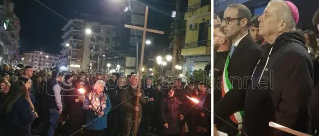 Cosenza in preghiera per la morte di Gesù: folla di fedeli alla \"Via Crucis\" | FOTOGALLERY