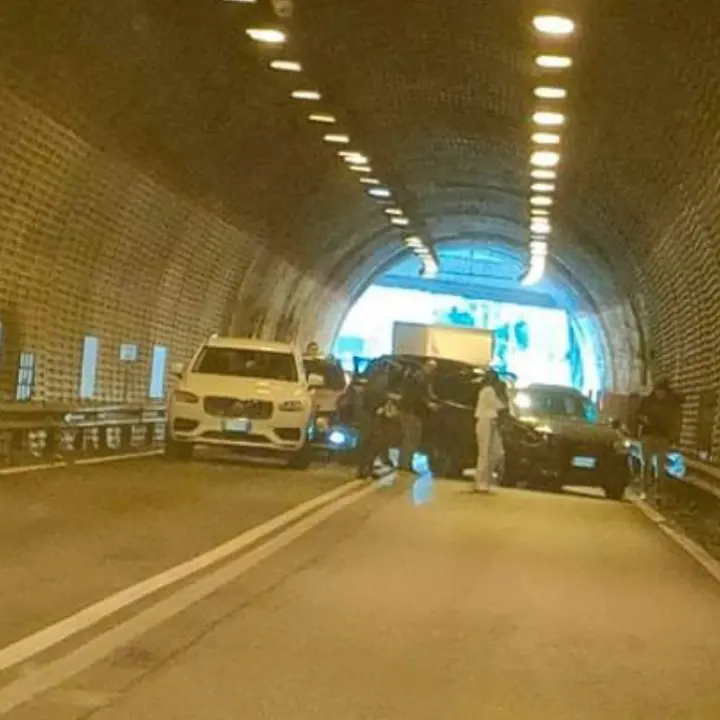 San Fili, incidente in galleria. Tre auto coinvolte, circolazione interrotta e poi riaperta