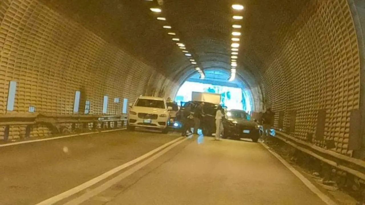San Fili, incidente in galleria. Tre auto coinvolte, circolazione interrotta e poi riaperta