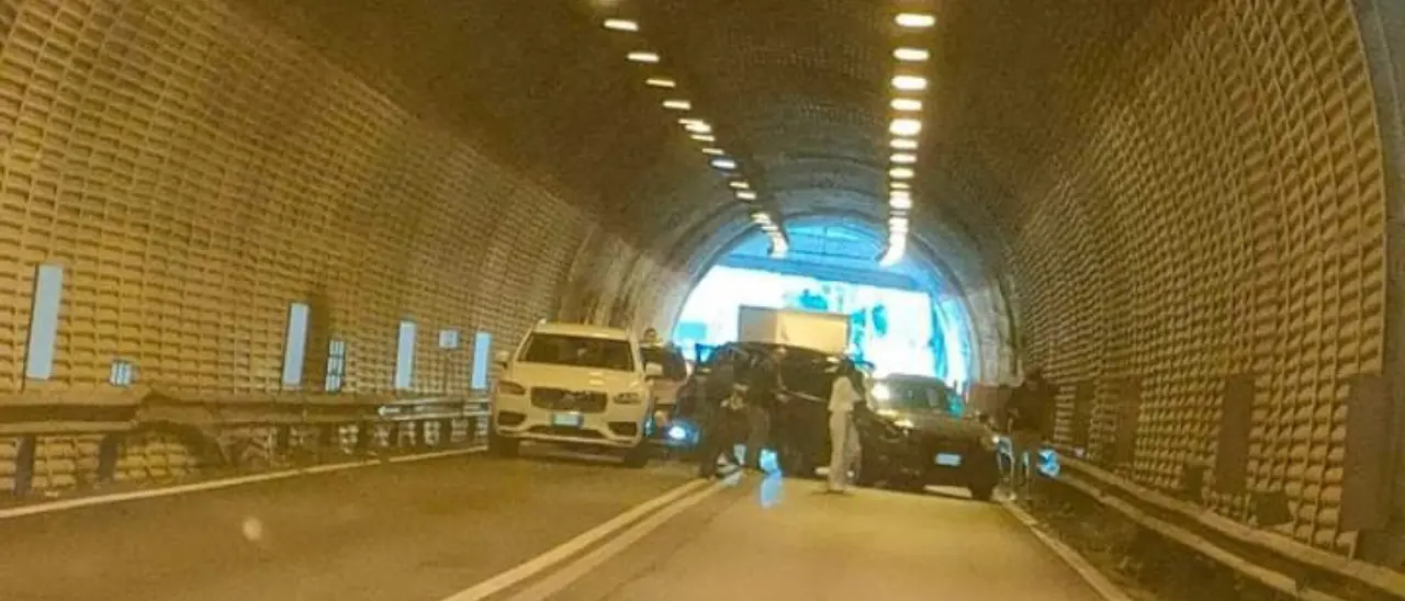 San Fili, incidente in galleria. Tre auto coinvolte, circolazione interrotta e poi riaperta