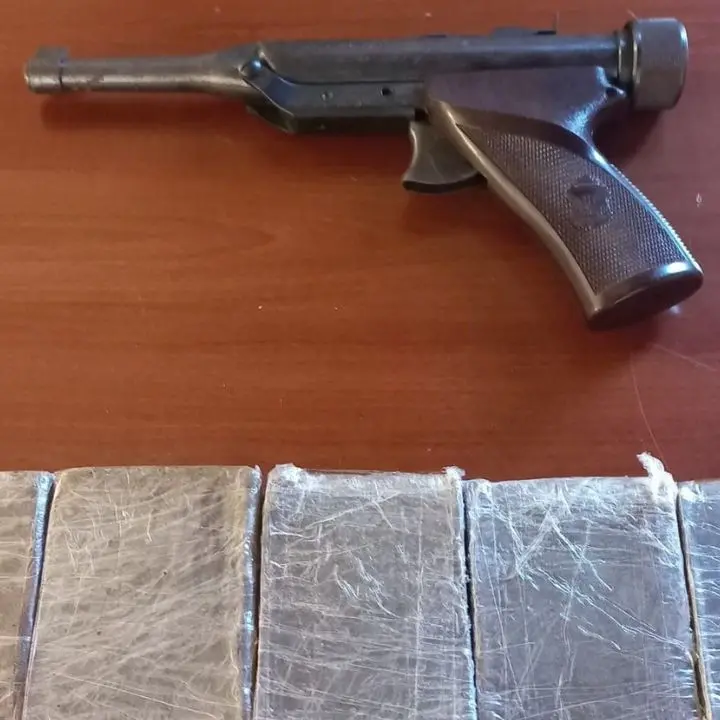Cosenza, sotto sequestro una pistola clandestina e mezzo chilo di hashish