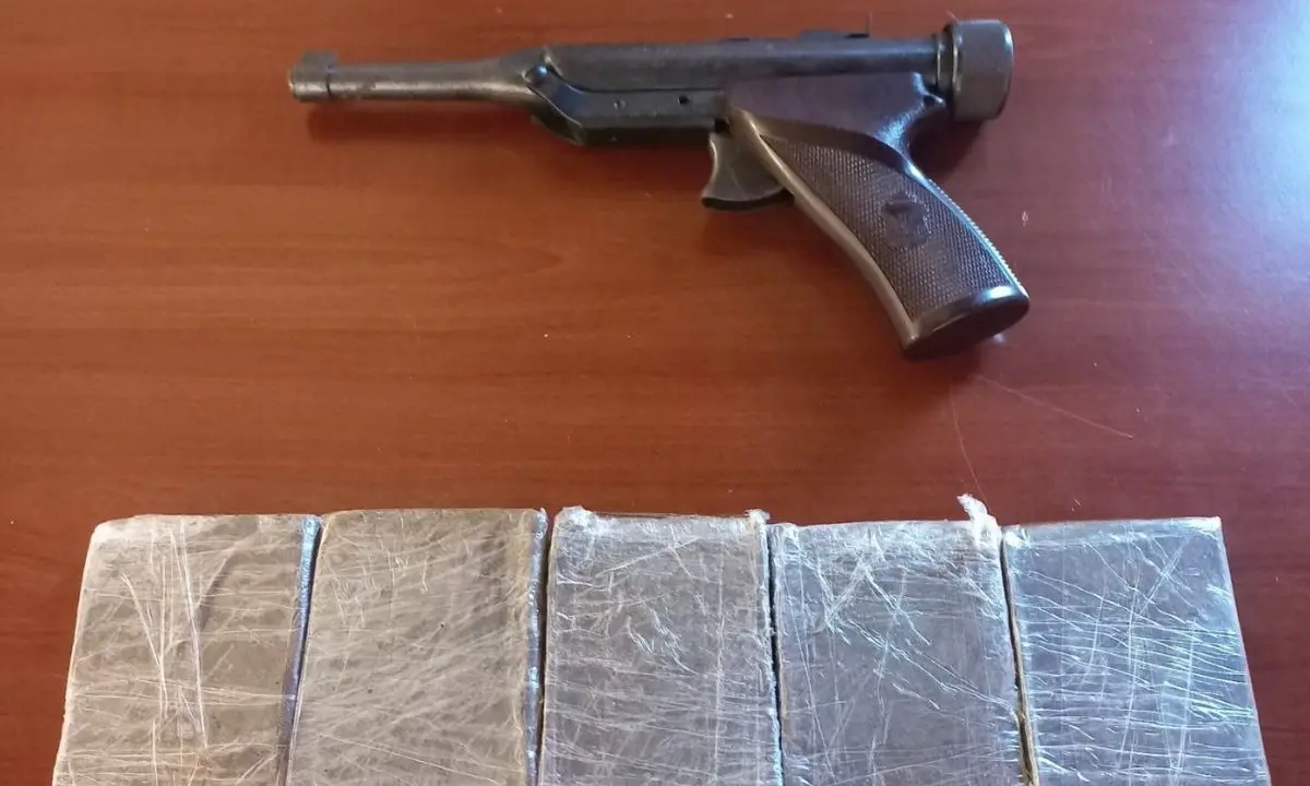 Cosenza, sotto sequestro una pistola clandestina e mezzo chilo di hashish