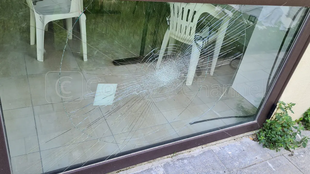 Amantea, entrano in Comune e devastano gli uffici. Si teme un'intimidazione
