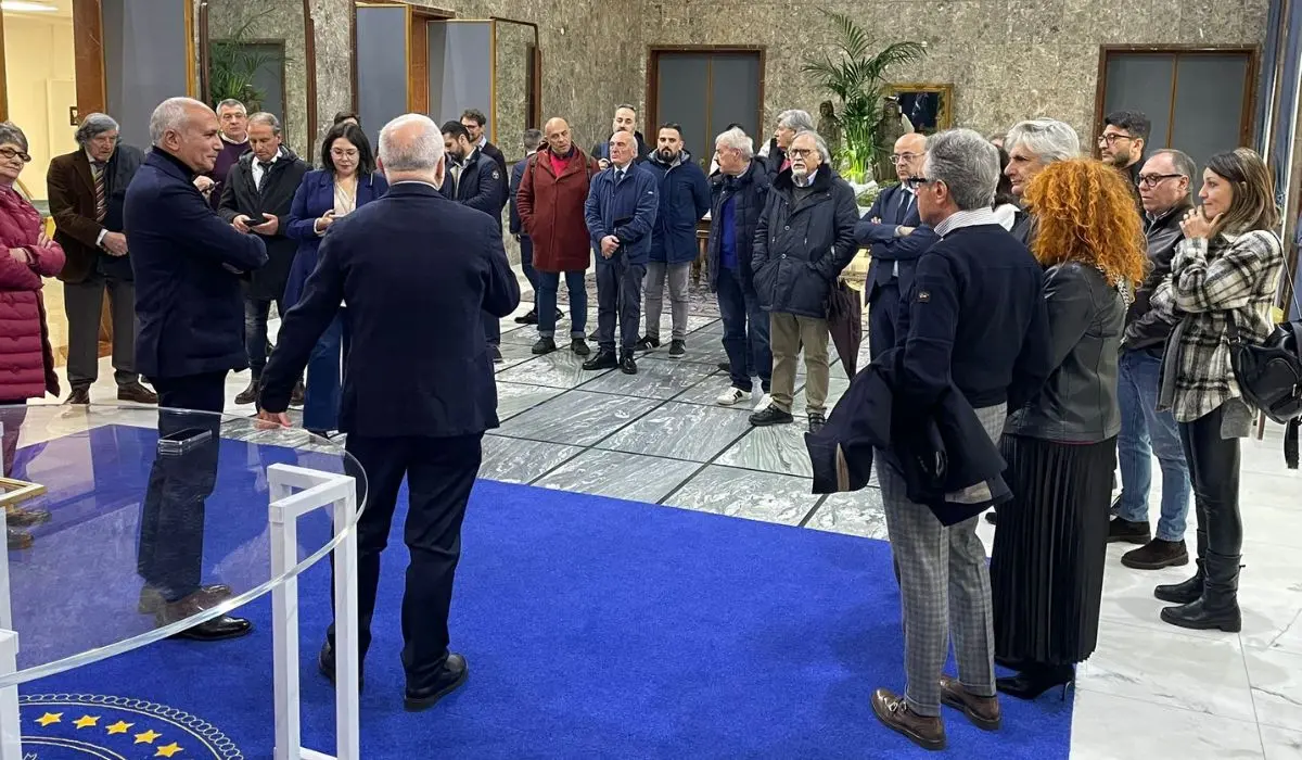 Il sindaco di Cosenza incontra la stampa locale: «Ha un ruolo indispensabile»