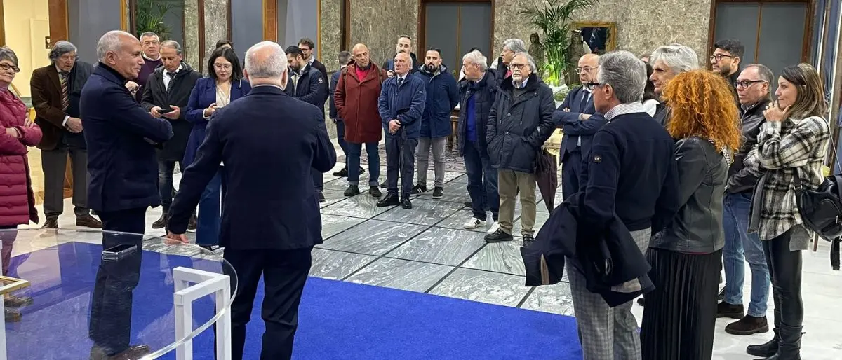 Il sindaco di Cosenza incontra la stampa locale: «Ha un ruolo indispensabile»