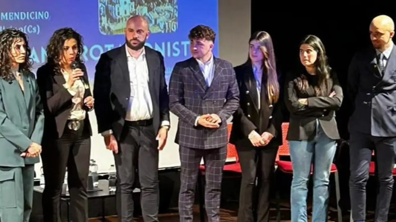 Mendicino, partecipato incontro tra la candidata a sindaco Bucarelli e i giovani