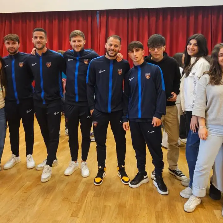 Florenzi abbracciato dagli studenti: «A Cosenza sto bene, mi sento in famiglia»