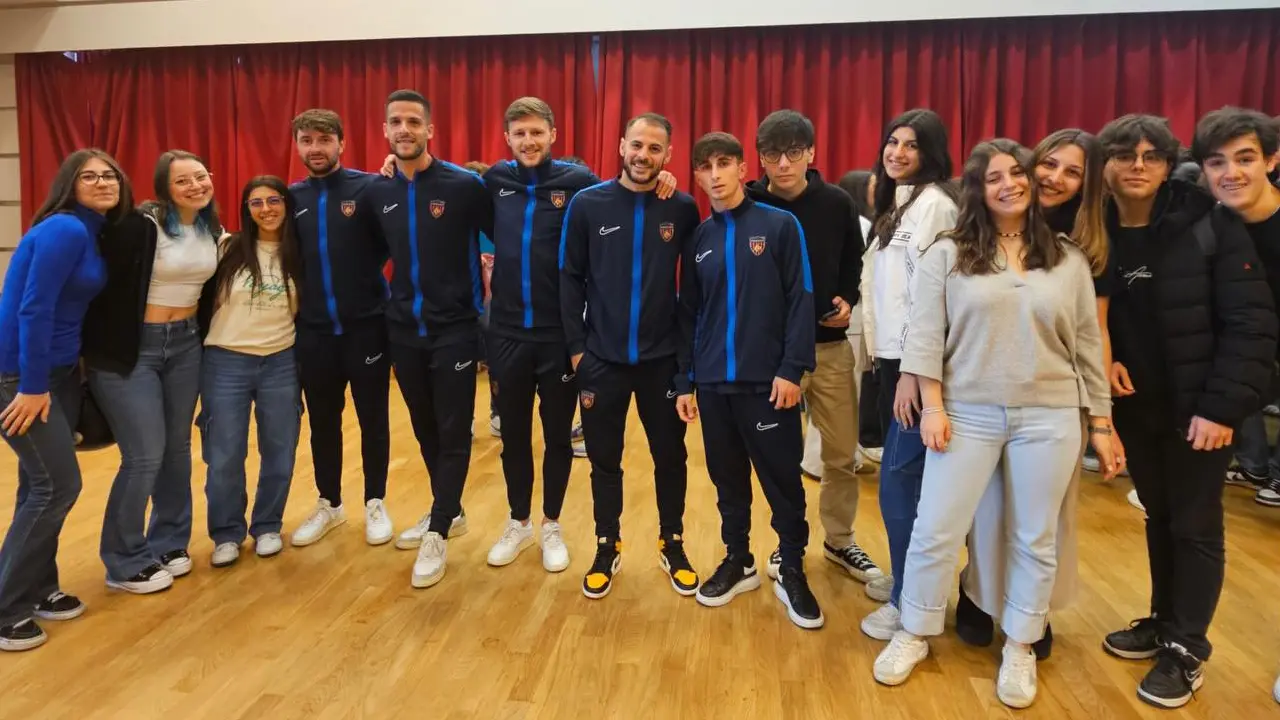Florenzi abbracciato dagli studenti: «A Cosenza sto bene, mi sento in famiglia»