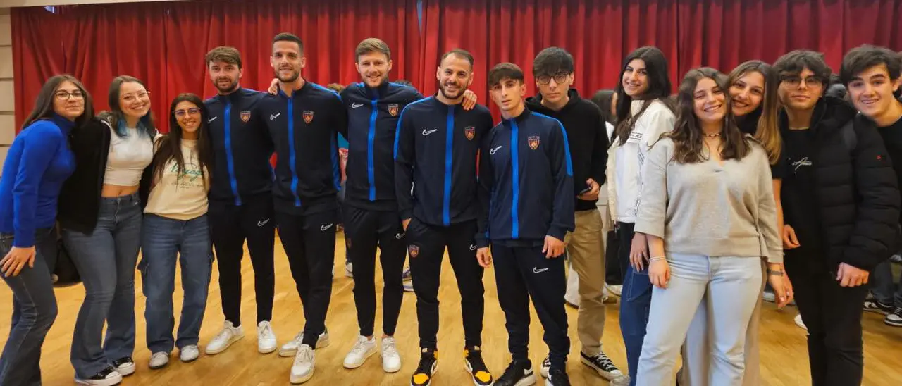 Florenzi abbracciato dagli studenti: «A Cosenza sto bene, mi sento in famiglia»