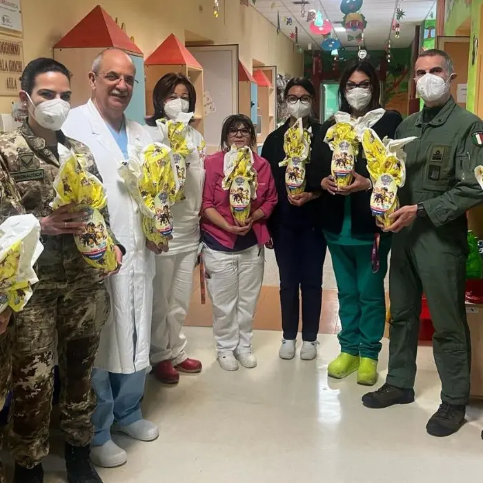 Cosenza, al reparto di Pediatria arrivano le uova di Pasqua dell'Aeronautica militare