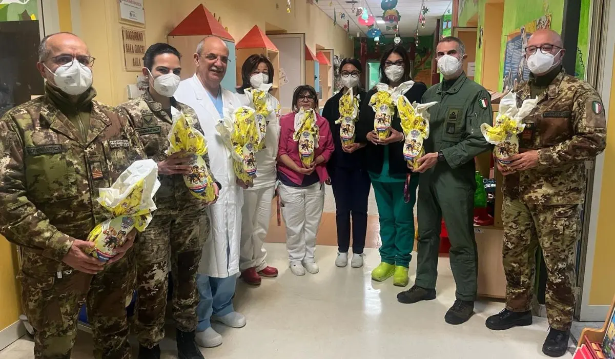 Cosenza, al reparto di Pediatria arrivano le uova di Pasqua dell'Aeronautica militare